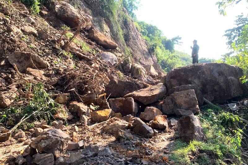 Sạt lở tại Km17+ 765 tuyến tỉnh lộ 101, xã Tô Múa, tỉnh Sơn La gây tắc đường. Ảnh: Xuân Dương