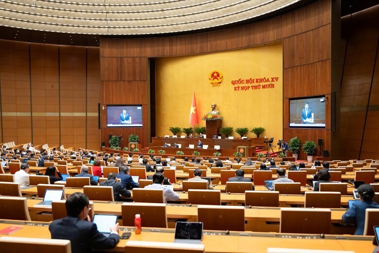 Sáng 27/11, các đại biểu thảo luận tại hội trường. Ảnh: QH