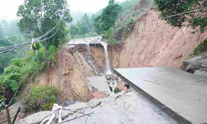 Quảng Ngãi còn cả trăm điểm sạt lở, hàng chục tuyến đường ách tắc
