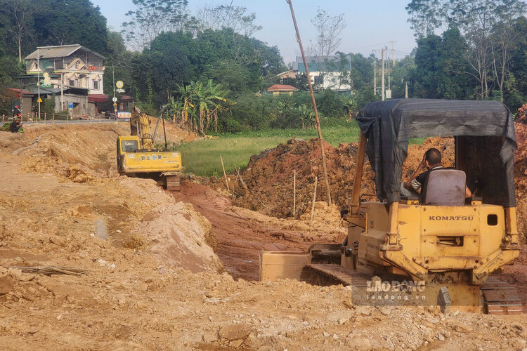 Có 2 nhà thầu thi công tuyến đường này. Ảnh: Tô Công.