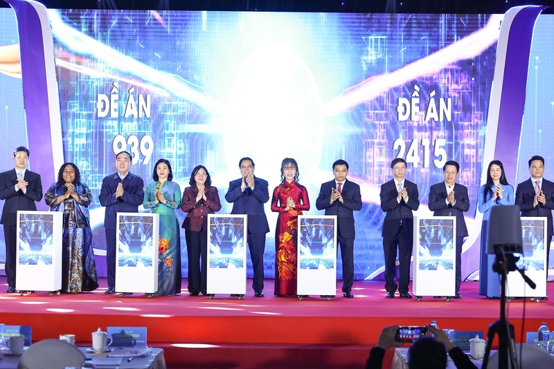 Thủ tướng Phạm Minh Chính và các đại biểu bấm nút triển khai Đề án Hỗ trợ phụ nữ khởi nghiệp giai đoạn 2026-2035. Ảnh: VGP/Nhật Bắc