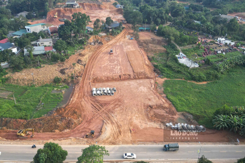 Tuyến đường nối từ Quốc lộ 2 vào cụm công nghiệp Phú Hộ. Ảnh: Tô Công.