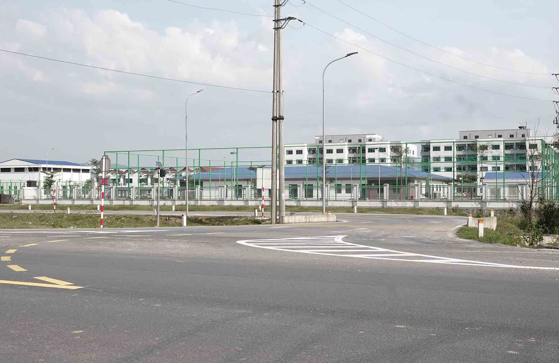 Nhà ở cho cán bộ, công nhân viên của Công ty TNHH Nhiệt điện Vũng Áng 2 còn có cả những dãy biệt thự liền kề. Ảnh: Trần Tuấn.