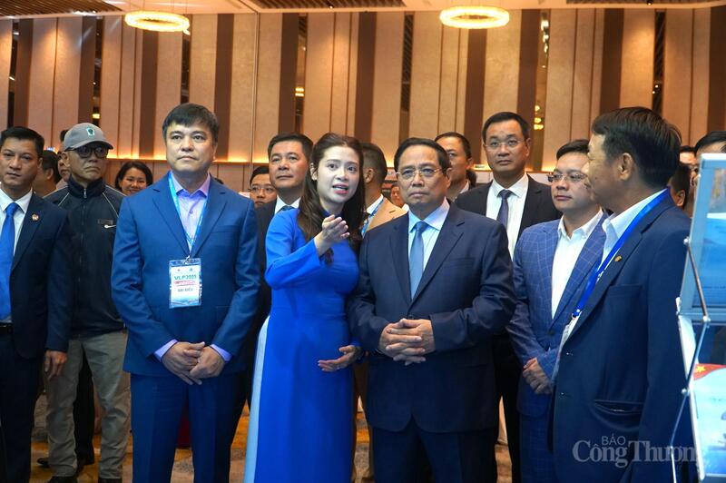 Thủ tướng Phạm Minh Chính và các đại biểu tham quan các gian hàng