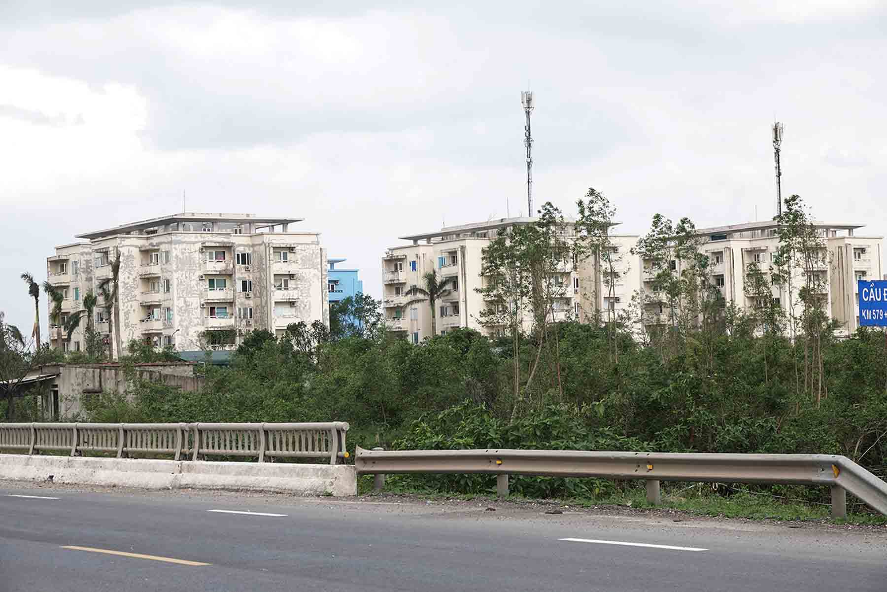 Những Block nhà ở cho công nhân của Công ty Nhiệt điện dầu khí Hà Tĩnh. Ảnh: Trần Tuấn.