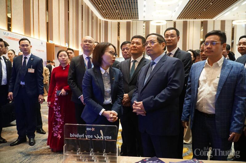 Thủ tướng Chính phủ và các đại biểu tham quan các gian hàng của các tổ chức tài chính.