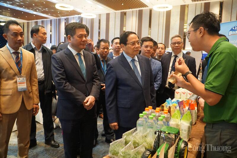 Thủ tướng Phạm Minh Chính tham quan các gian hàng tại Diễn đàn