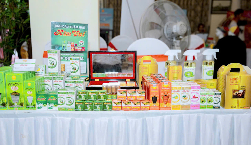 Trước tình trạng bị hàng nhái "lấn át", nhiều thương hiệu đặc sản Huế sử dụng tem chống hàng giả, truy xuất nguồn gốc, bảo hộ nhãn hiệu... Ảnh: Nguyễn Tuấn.