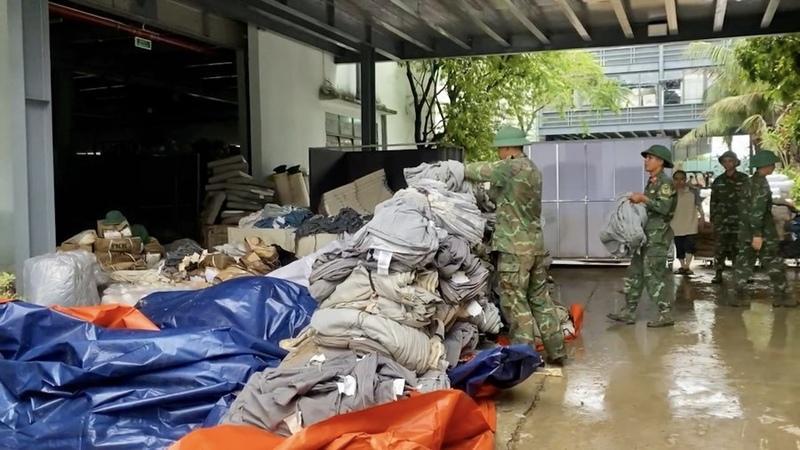 Lực lượng quân đội hỗ trợ doanh nghiệp khắc phục sau lũ.