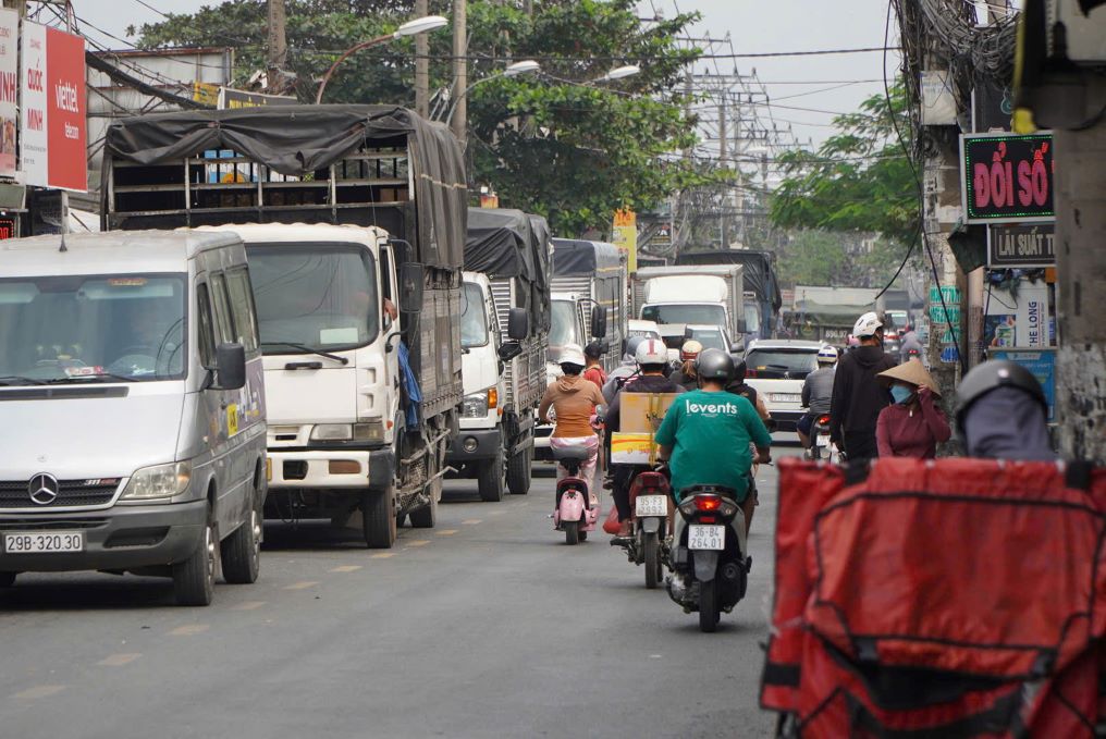 Đường Vĩnh Lộc, hiện tuyến đường rộng chỉ 7-8 m, thường xuyên ùn tắc do lưu lượng phương tiện lớn. Ảnh: Nguyên Chân