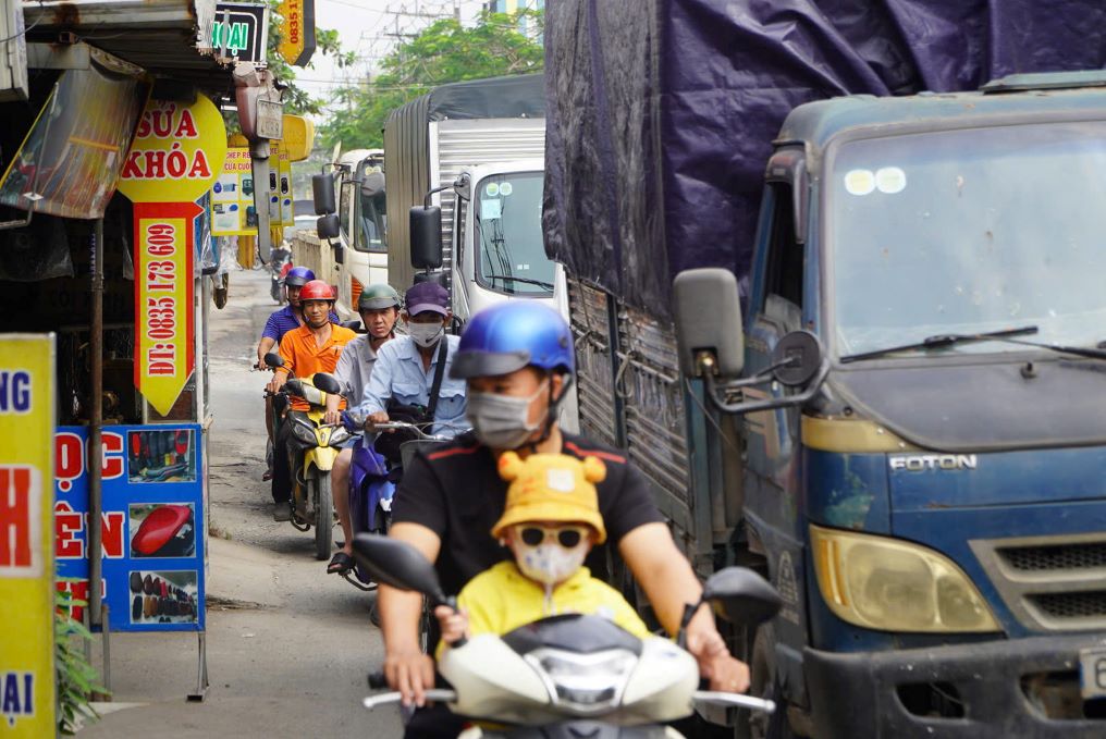 Phương tiện đông đúc trên đường Vĩnh Lộc trong sáng 2.12. Ảnh: Nguyễn Chân