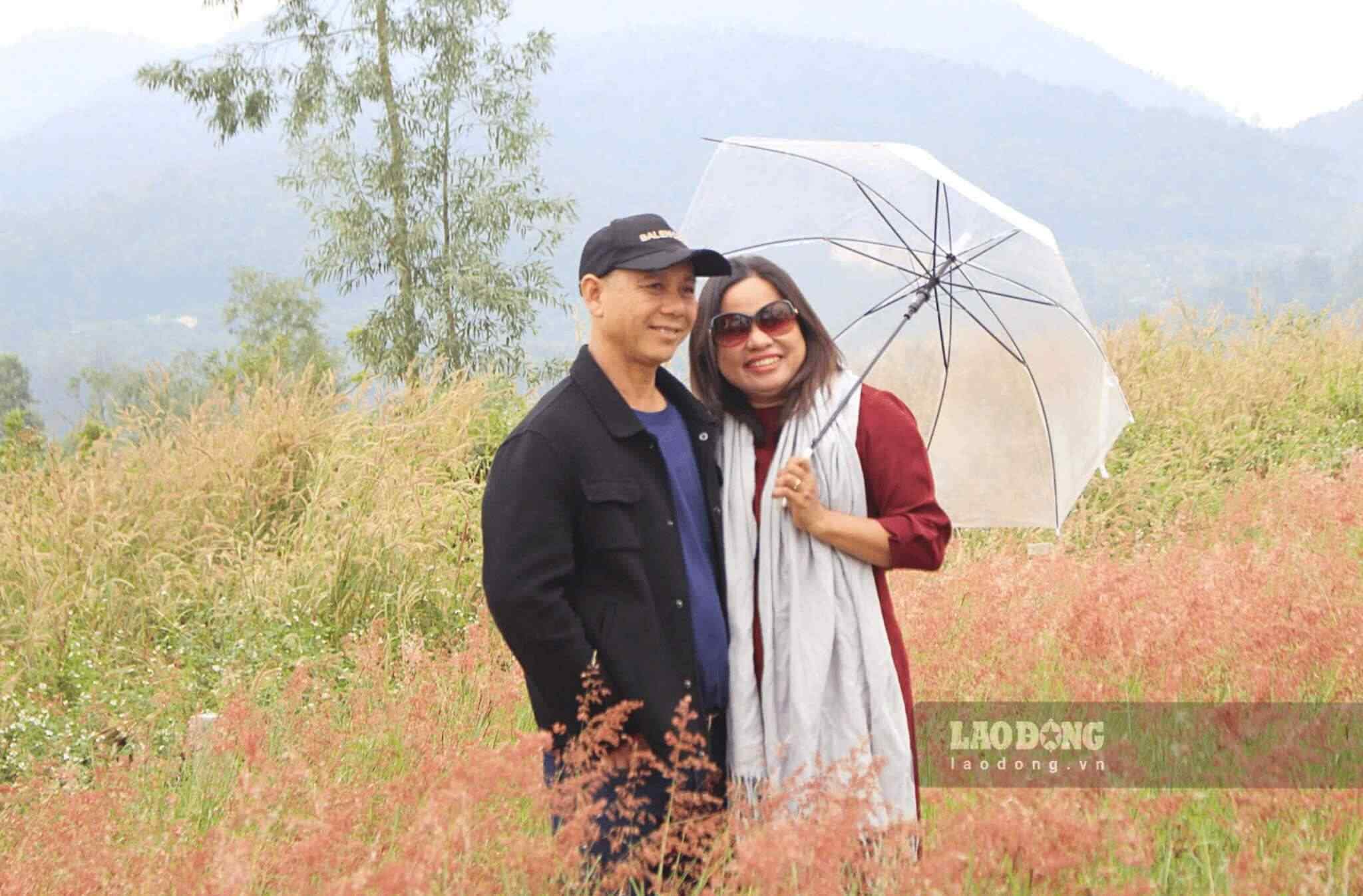 Cùng chồng thích thú tạo dáng với mọi góc ở đồi cỏ hồng, chị Nguyễn Hải Yến (45 tuổi, Quảng Ninh) chia sẻ, năm nay là lần đầu tiên chị về đồi cỏ chụp ảnh. “Tôi thường về khu di tích Côn Sơn - Kiếp Bạc đầu năm. Những ngày gần đây thấy mọi người chia sẻ ảnh đồi cỏ hồng ở trên mạng đang rộ, tôi cùng người thân tranh thủ cuối tuần tới để chụp ảnh, thư giãn”.