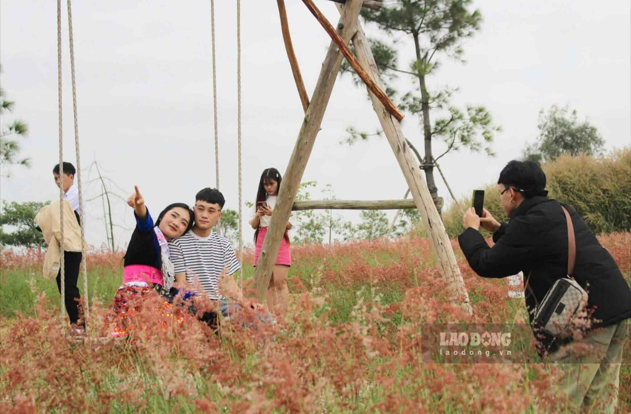 Theo chị Hà, điều làm chị thích thú khi về đồi cỏ để chụp ảnh là ở đây có đầy đủ dịch vụ để chị và bạn bè thư giãn, nghỉ ngơi. “Ngay tại đồi cỏ có dịch vụ chụp ảnh, chỗ thay đồ, chủ đồi hướng dẫn nhiệt tình. Đây là lần đầu tiên tôi về nơi đây, sau khi chụp ảnh xong sẽ tham quan khu di tích Côn Sơn - Kiếp Bạc”.