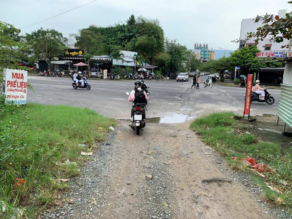 Đoạn đường nằm ở khu trung tâm thành phố, gần các địa điểm du lịch Đà Nẵng. Ảnh: Thanh Huyền
