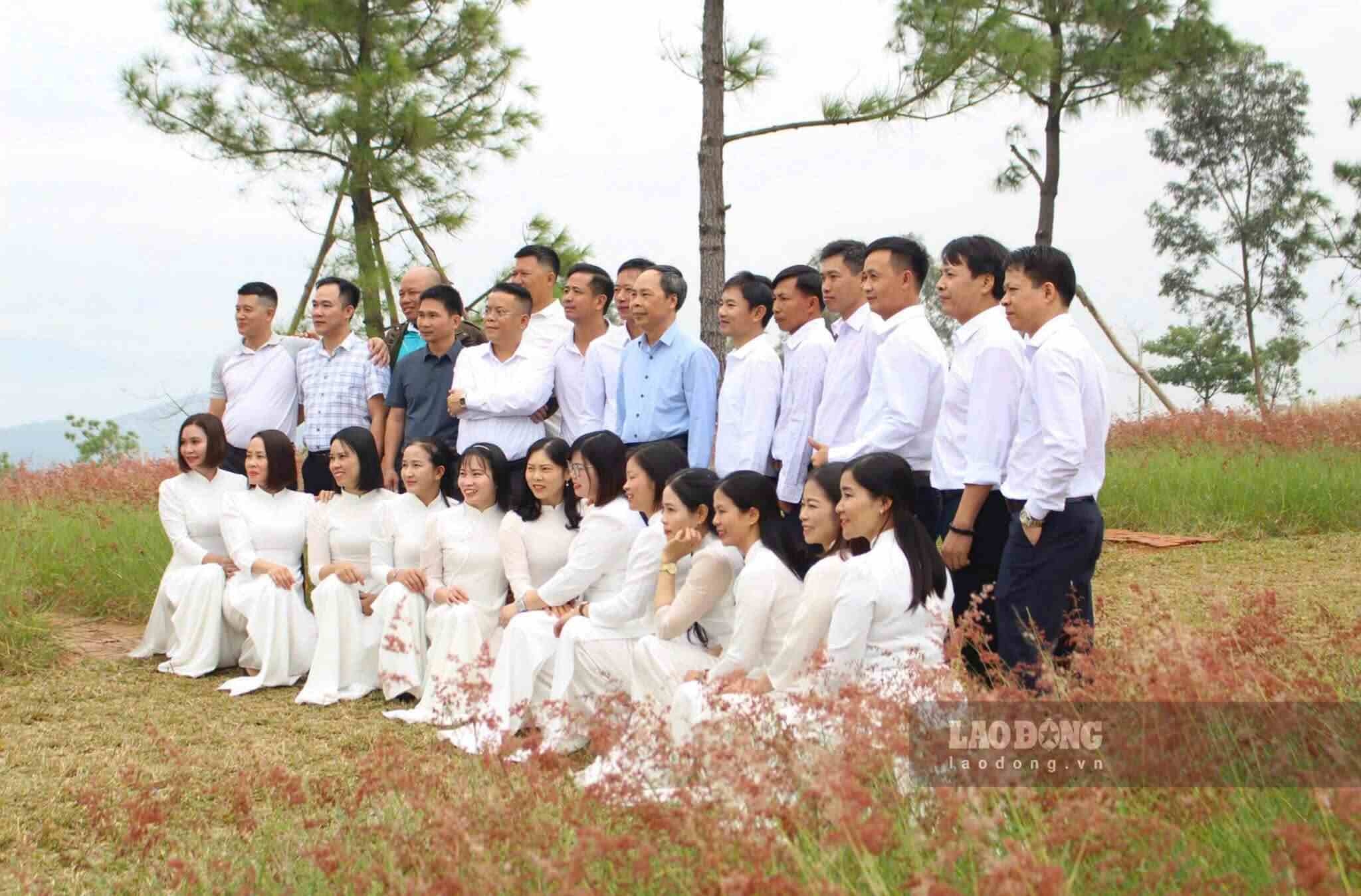 Thời điểm chụp ảnh đẹp nhất ở đồi cỏ hồng từ khoảng 7 giờ - 10 giờ sáng, hoặc 3 giờ - 4 giờ chiều. Trang phục được gợi ý là những bộ đồ có tông trắng, sáng với những phụ kiện mũ, khăn…