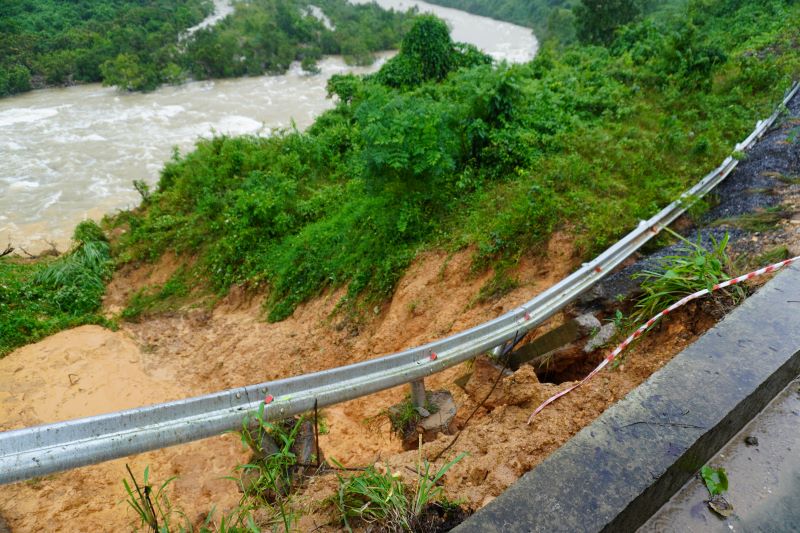 Đoạn đường ĐT601 sạt lở đợt bão số 12. Ảnh: Trần Thi