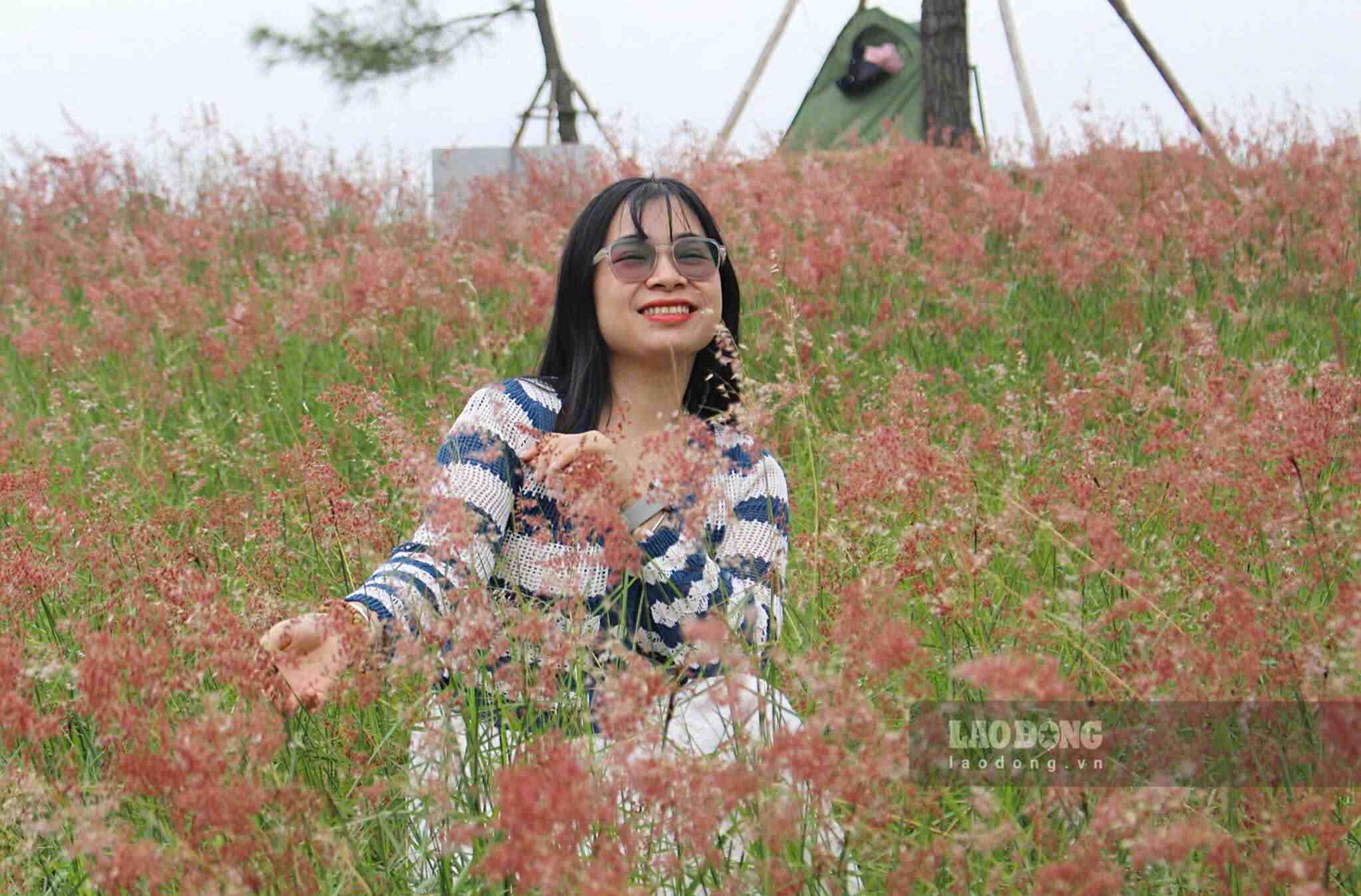 Chị Phạm Thu Hà (32 tuổi, Hà Nội) cho biết, ngay từ hôm trước được bạn giới thiệu địa điểm chụp ảnh này, chị rất hào hứng đi luôn. “Khung cảnh ở đồi cỏ rất rộng, dễ dàng để căn được góc chụp đẹp. Đi gần 80km từ Hà Nội nhưng khi tận mắt được nhìn thấy đồi cỏ hồng thơ mộng, tôi thấy rất vui”.