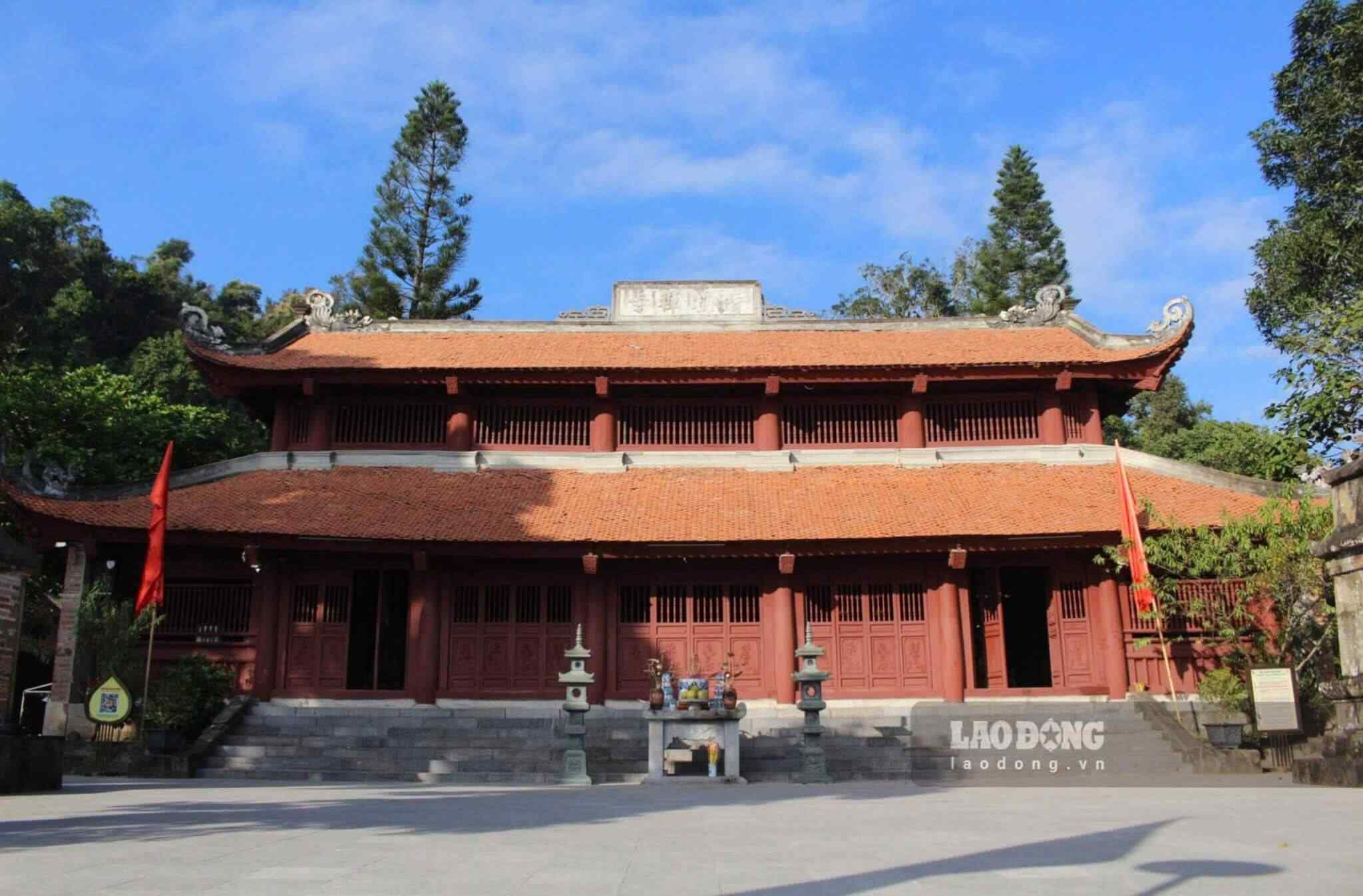 Giá vé vào đồi cỏ hồng là 40.000 đồng/người. Sau khi chụp ảnh tại đồi cỏ, du khách có thể tiếp tục hành trình khám phá nhiều điểm du lịch nổi tiếng Hải Phòng quanh đó: khu di tích Côn Sơn - Kiếp Bạc, chùa Thanh Mai, đền Chu Văn An…