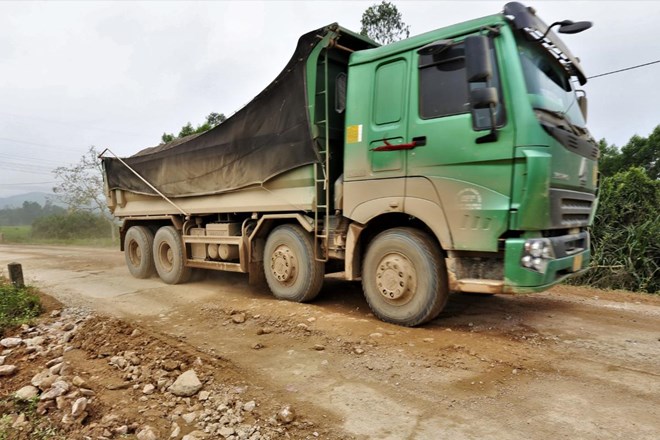 Xe quá tải cày nát mặt đê, Hải Phòng chỉ đạo xử lý nghiêm