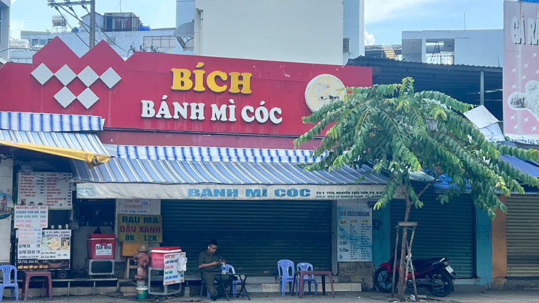 Hàng loạt người ngộ độc thực phẩm sau khi ăn bánh mì tại hệ thống tiệm bánh mì cóc cô Bích. Ảnh: Nguyễn Ly