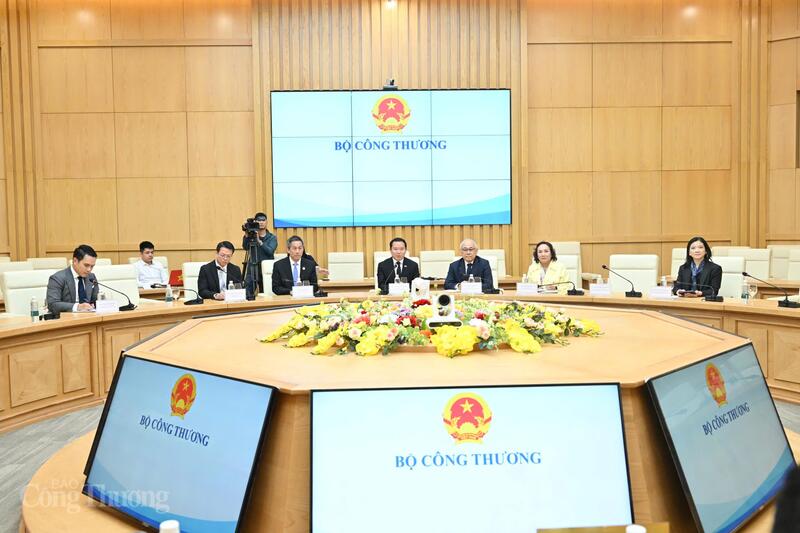 Lãnh đạo Tập đoàn ThaiBev tham dự buổi làm việc. Ảnh: Cấn Dũng