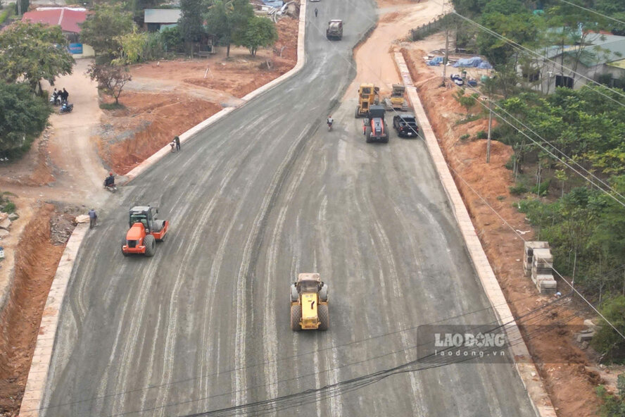 Nhiều máy móc, phương tiện đang thi công tại công trường. Ảnh: Tô Công.