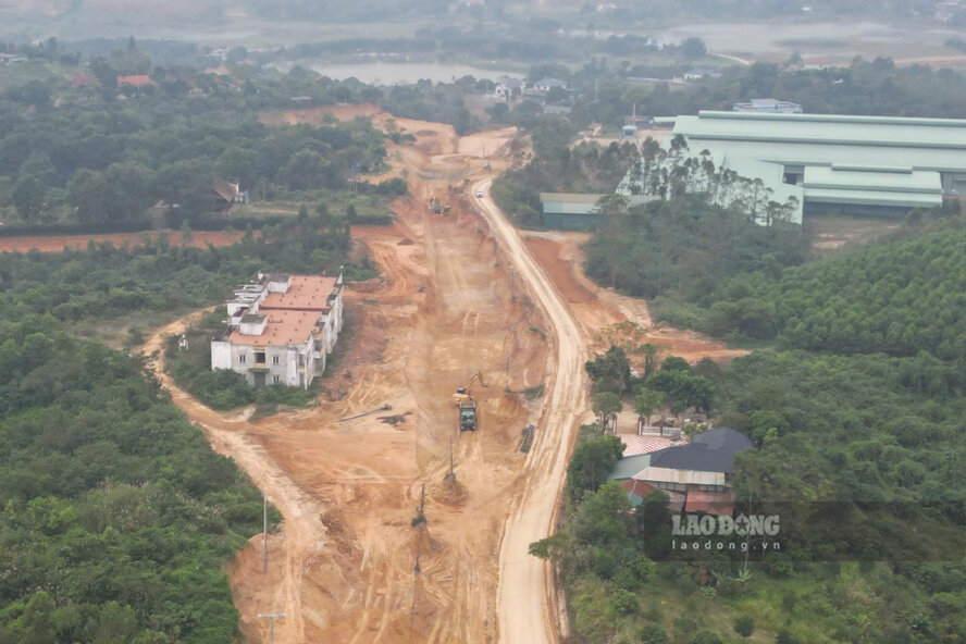 Đoạn tuyến gần cụm công nghiệp Vạn Xuân đang thi công đào, đắp nền đường. Ảnh: Tô Công.