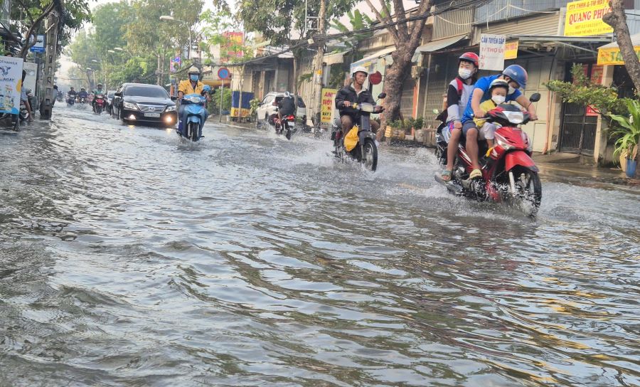 Đến hơn 7h ngày 8.2, nhiều đoạn đường Phạm Thế Hiển đang bị ngập từ 20-30cm do triều cường dâng. Ảnh: Nguyên Chân