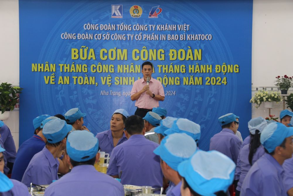 Bữa cơm công đoàn được tổ chức góp phần gắn kết đoàn viên ở Công đoàn Tổng Công ty Khánh Việt. Ảnh: Phương Linh