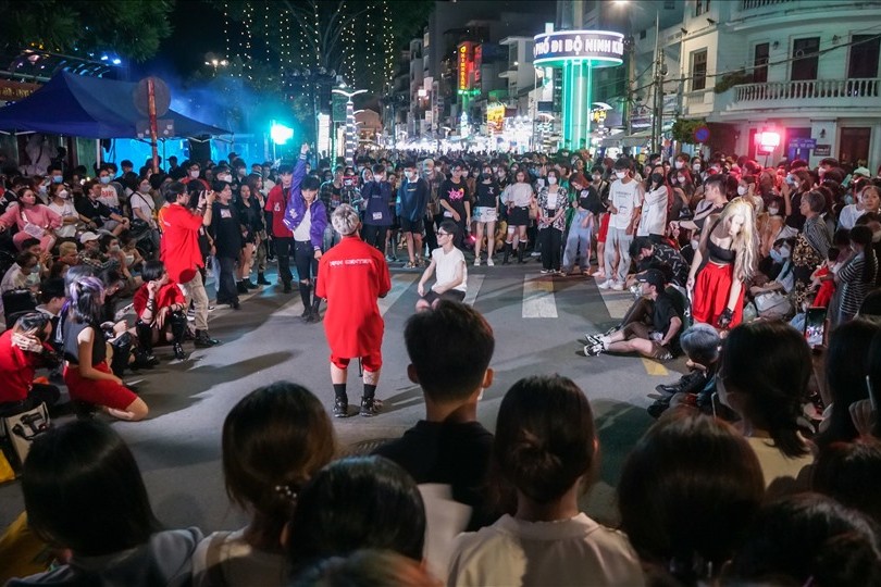 Phố đi bộ hoạt động đông đúc những lần tổ chức trước. Ảnh: Tạ Quang.