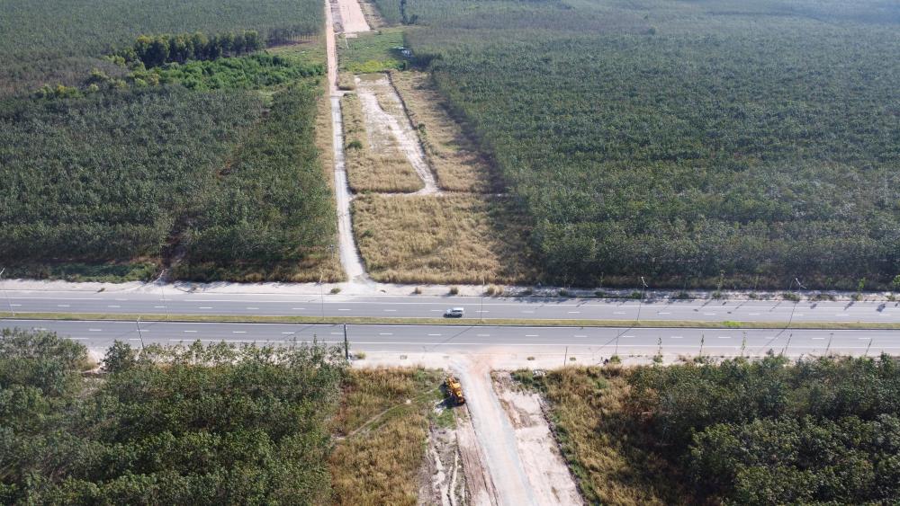 Nhà thầu đang thi công đoạn khoảng gần 10km đoạn qua giao với đường tạo lực Bắc Tân Uyên - Phú Giáo - Bàu Bàng. Ảnh: Đình Trọng