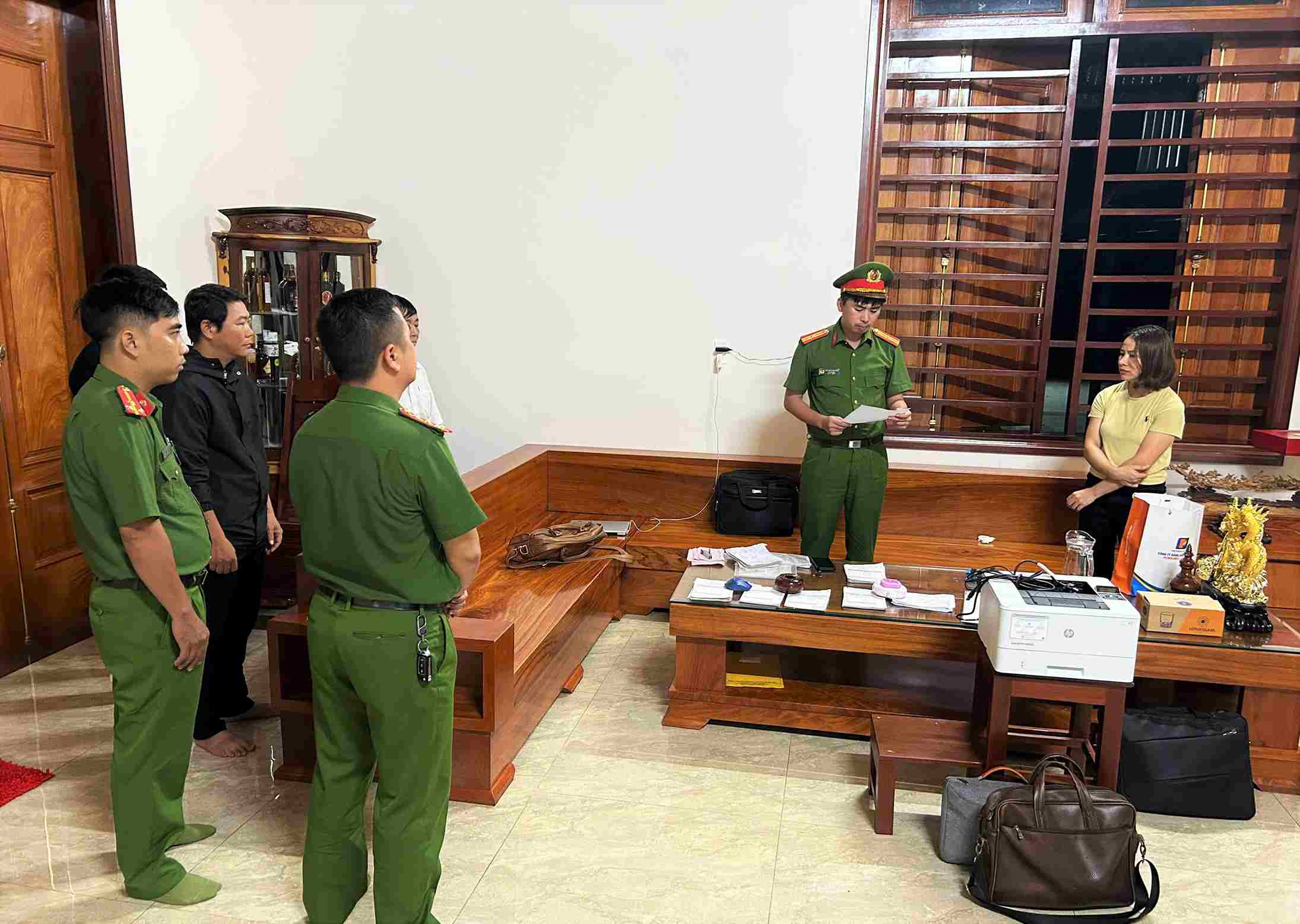 Cơ quan điều tra tống đạt quyết định khởi tố bị can đối với Phan Thị Quyết. Ảnh: Thần Hy