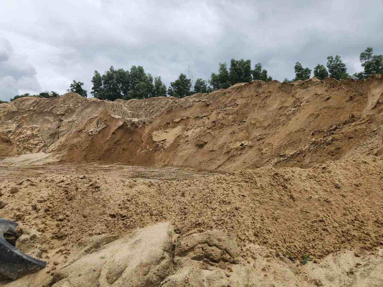 Theo thống kê, các bị can đã khai thác trái phép hàng chục ngàn mét khối cát và thu lợi bất chính hàng chục tỉ đồng. Ảnh: Phúc Khánh