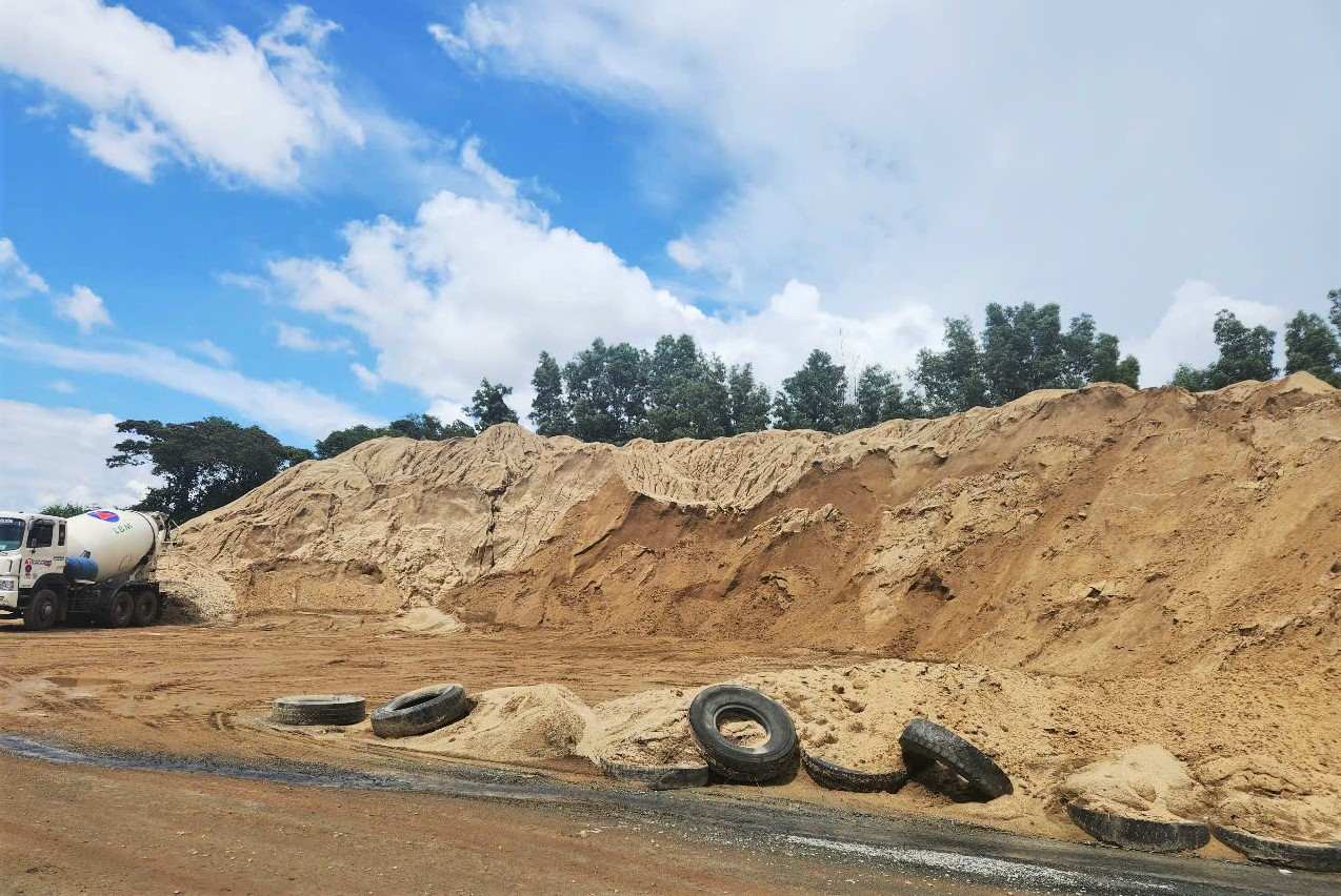 Khối lượng cát quy mô lớn do các bị can khai thác trái phép đang tập kết tại bãi của doanh nghiệp. Ảnh: Phúc Khánh