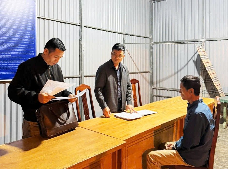 Cơ quan điều tra làm việc với Dương Tuấn Anh. Ảnh: Công an cung cấp