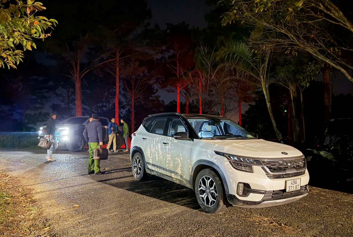 Cơ quan điều tra di lý Dương Tuấn Anh về trại tạm giam Công an tỉnh Lâm Đồng. Ảnh: Thần Hy