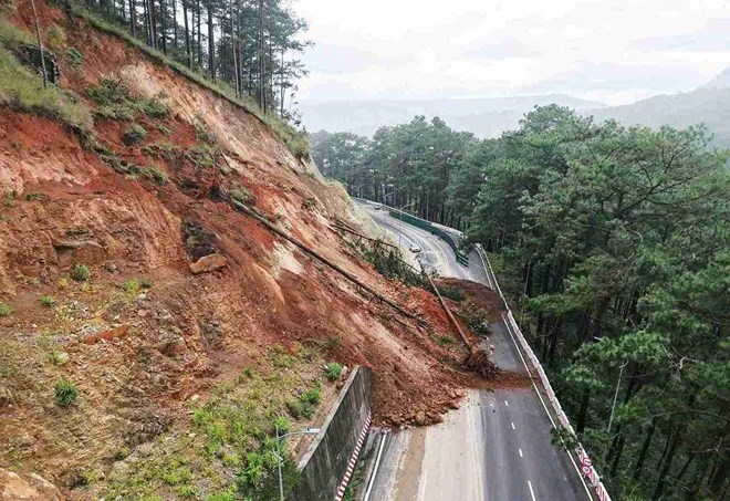 Nhiều địa phương ở Lâm Đồng mưa lớn, nguy cơ xảy ra sạt lở và ngập lụt