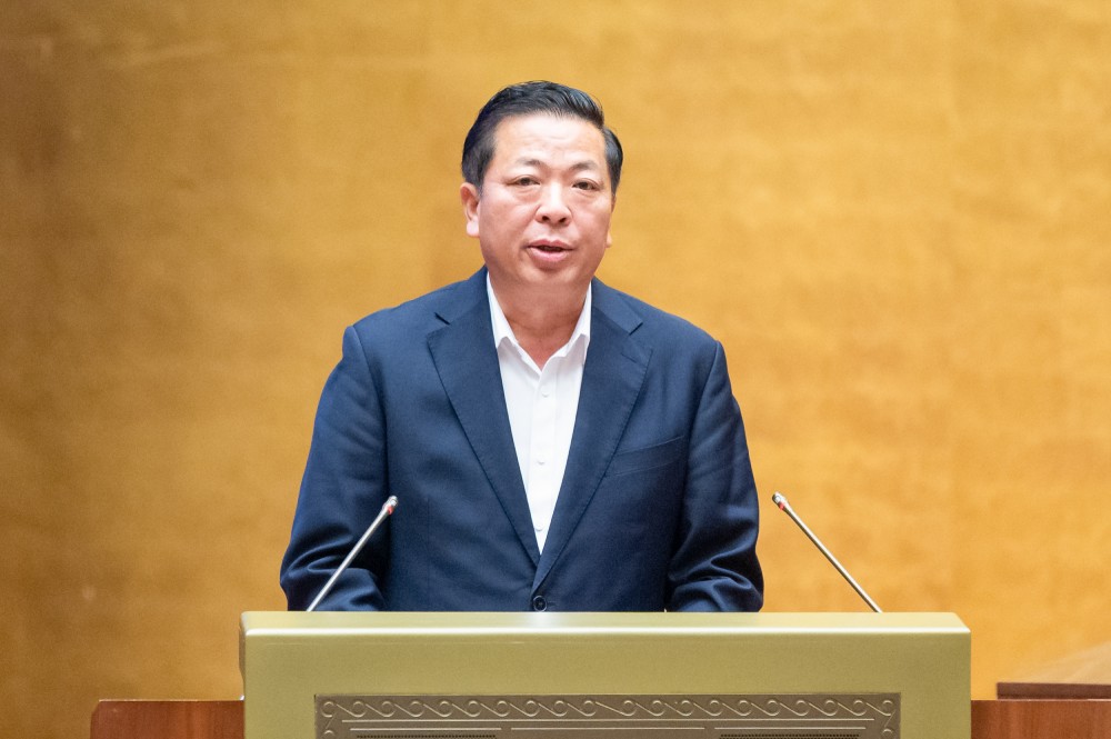 Bộ trưởng Bộ Xây dựng Trần Hồng Minh báo cáo giải trình, tiếp thu, chỉnh lý dự thảo Nghị quyết của Quốc hội về chủ trương đầu tư dự án đầu tư xây dựng sân bay Gia Bình. Ảnh: Phạm Đông