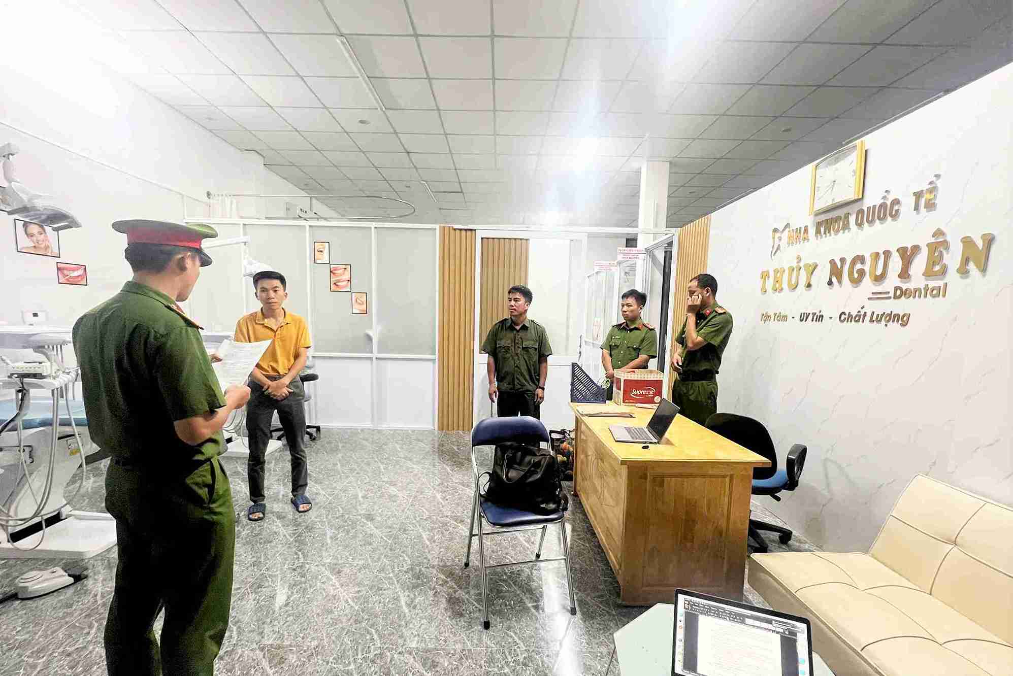 Cơ quan điều tra thi hành lệnh khám xét nơi làm việc của các đối tượng. Ảnh: Phúc Khánh