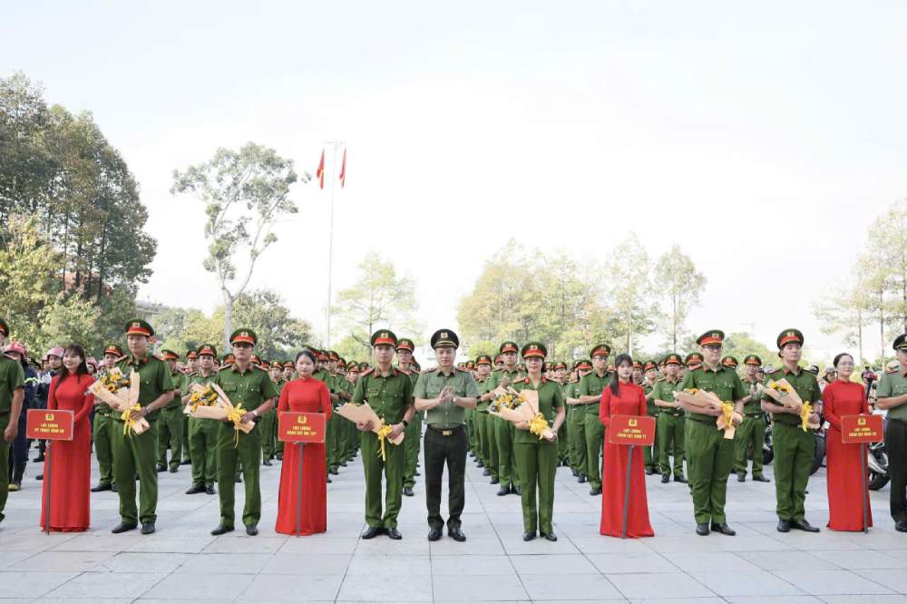 Trung tướng Mai Hoàng tặng hoa cho các đơn vị trong ngày ra quân. Ảnh: Anh Tú.