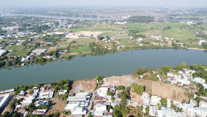 Vận động 2 hộ dân khẩn cấp di dời khỏi điểm sạt lở ven sông Đồng Nai