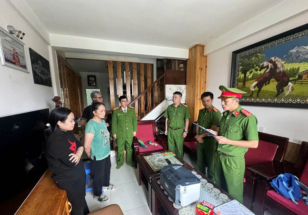 Cơ quan điều tra thi hành lệnh khám xét nhà các đối tượng liên quan trong vụ án. Ảnh: Công an tỉnh Lâm Đồng cung cấp