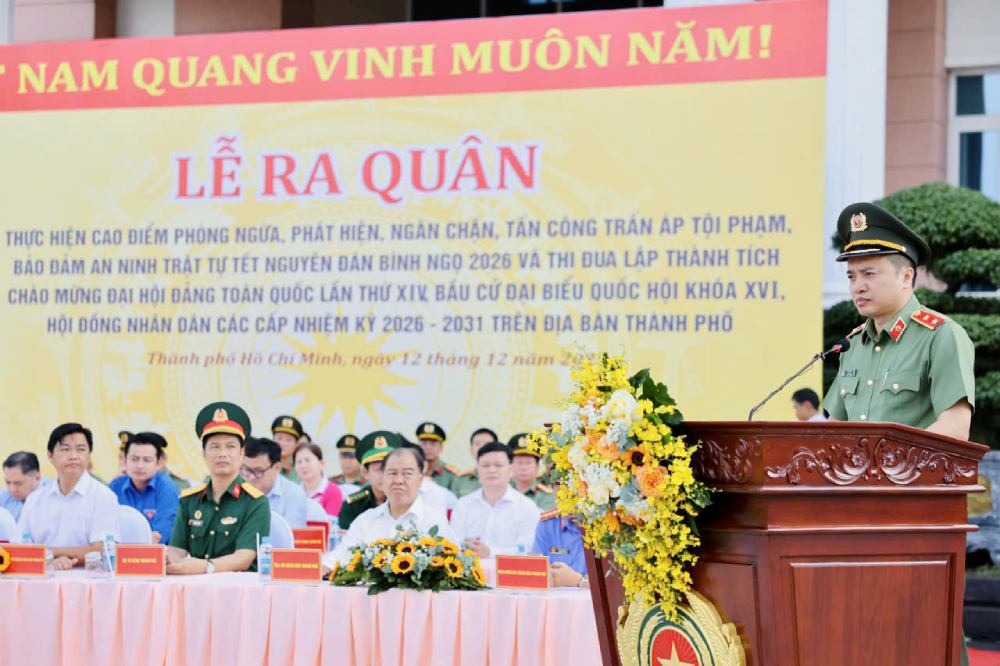 Phát biểu tại buổi lễ, Trung tướng Mai Hoàng – Giám đốc Công an TPHCM cho biết lực lượng công an đã đồng lòng, nỗ lực hoàn thành tốt nhiệm vụ trong năm 2025. Ảnh: Anh Tú.