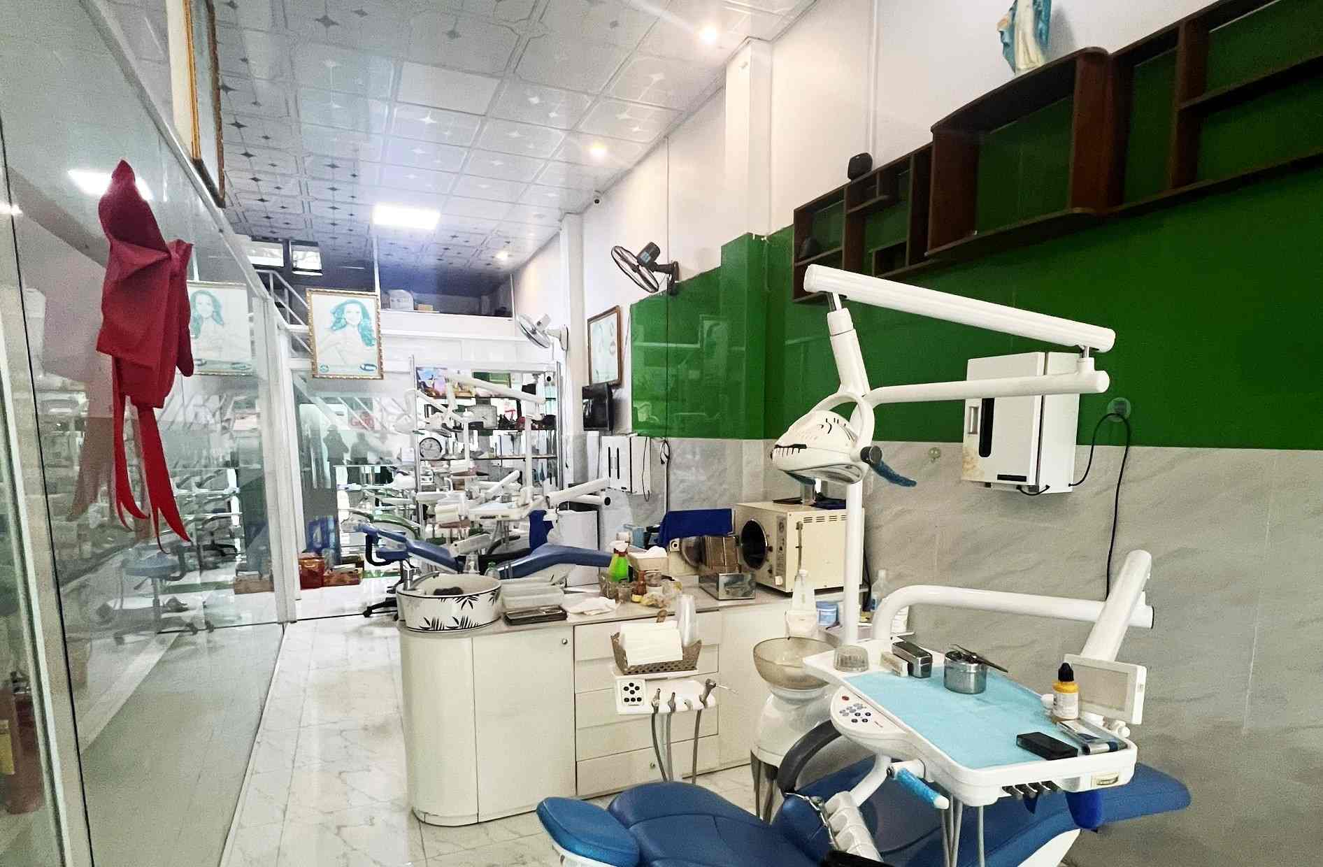 Máy móc, thiết bị tại các phòng khám nha khoa “chui” được các đối tượng trang bị để lừa dối khách hàng tới khám bệnh. Ảnh: Phúc Khánh