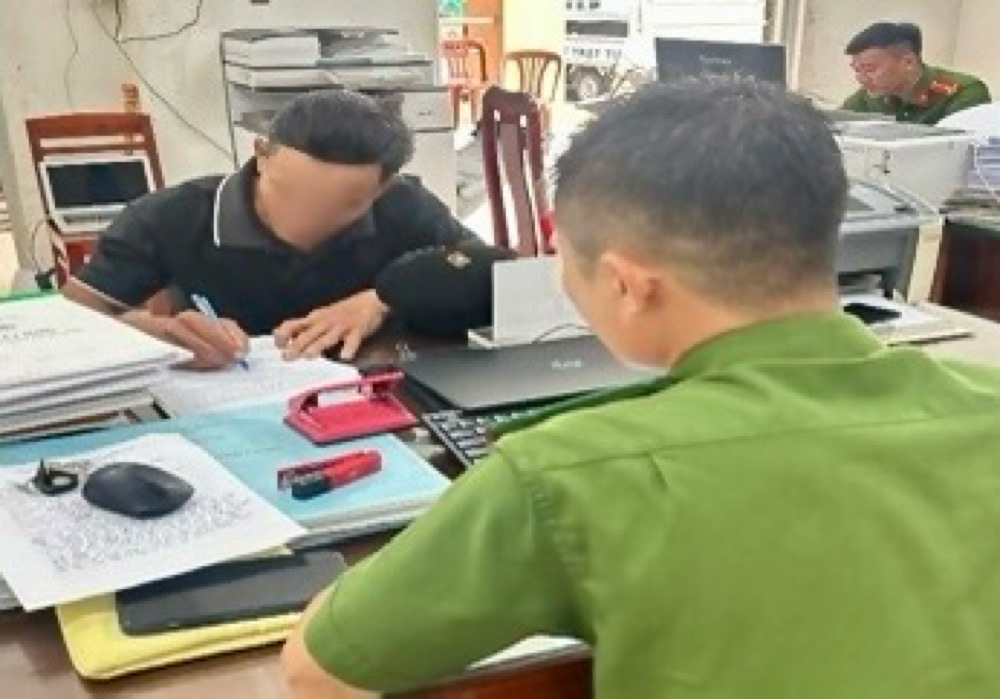 Công an phường Phước Hội làm việc với chủ của con bò và lập biên bản xử phạt. Ảnh: Công an