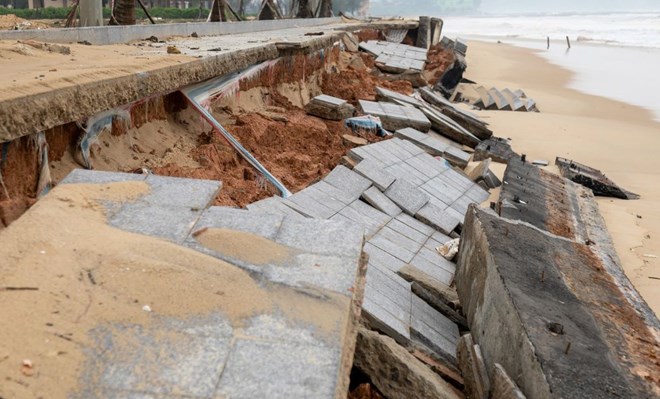 Sạt lở bờ biển ở Quảng Trị khiến bến cá, rừng dương, bờ kè đổ sụp