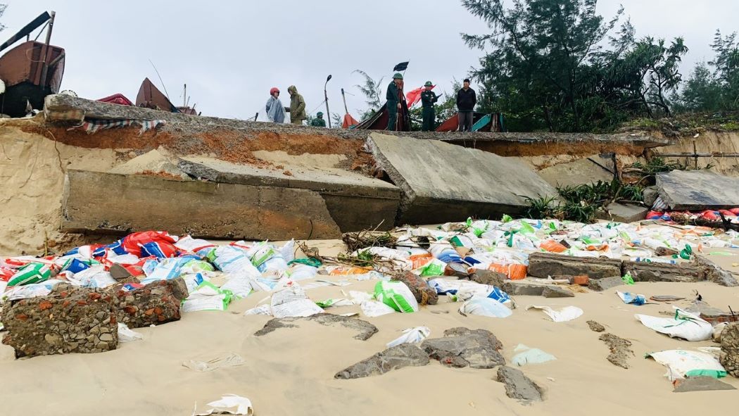 Bờ biển đoạn qua xã Triệu Cơ bị sóng biển gây sạt lở. Ảnh: H.Nguyên