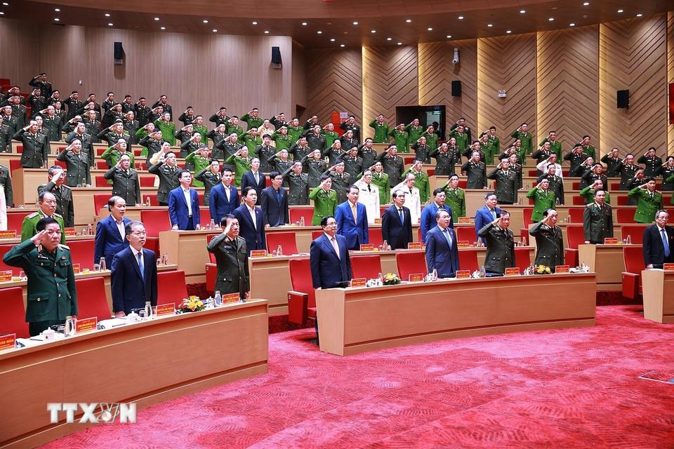 Các đại biểu thực hiện nghi thức Chào cờ. Ảnh: TTVXN