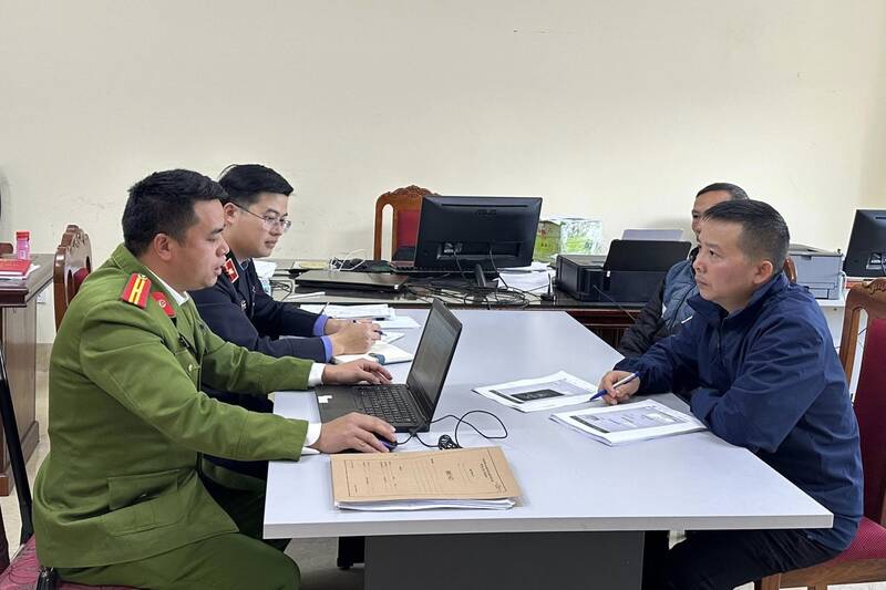 Cơ quan Cảnh sát điều tra Công an tỉnh Sơn La lấy lời khai của các đối tượng. Ảnh: Công an tỉnh Sơn La.