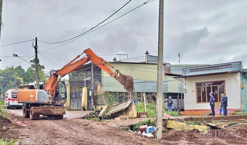 Sau khi gỡ vướng, công tác giải phóng mặt bằng được triển khai gấp rút. Ảnh: Hiền Mai.